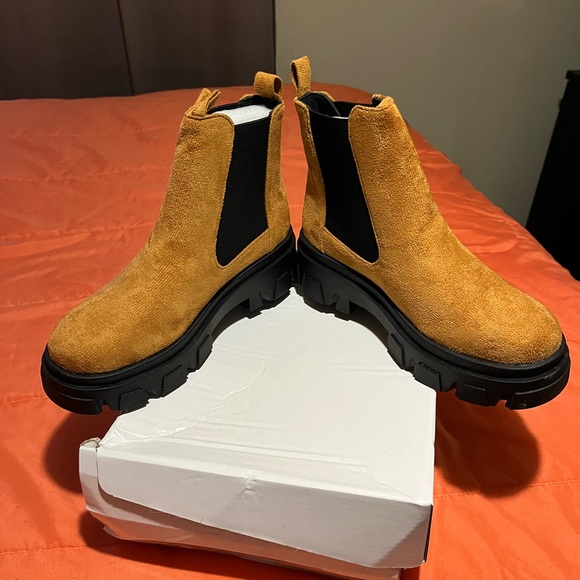 Boots - Picture 5 of 6